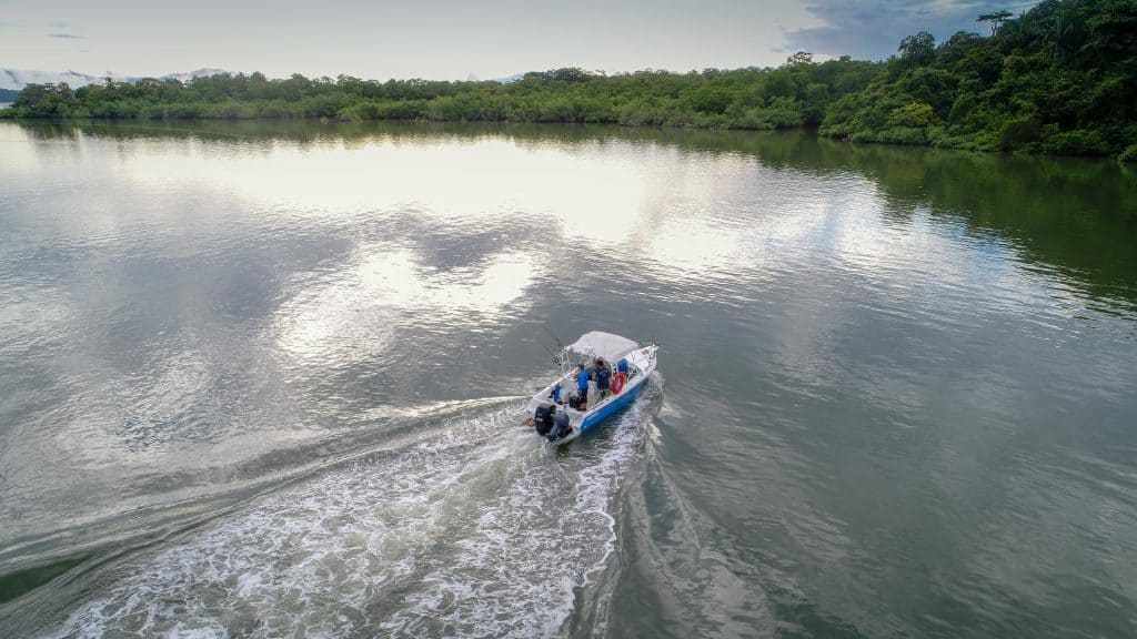 Bote privado navegando en el Golfo de Montijo, Panamá