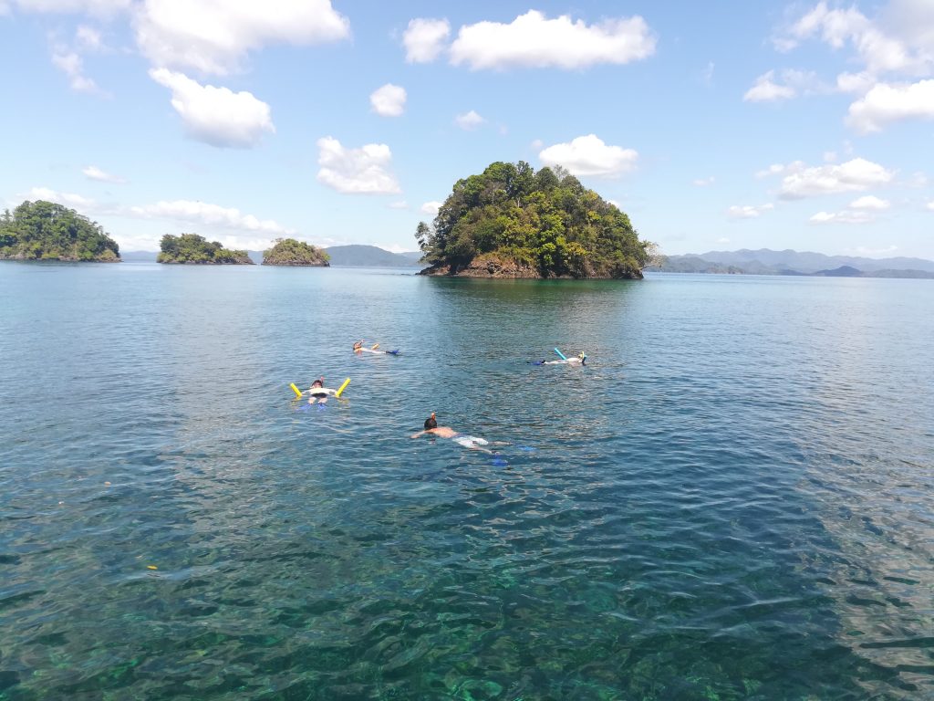 Bote privado en un tour de snorkel en el Parque Nacional Coiba