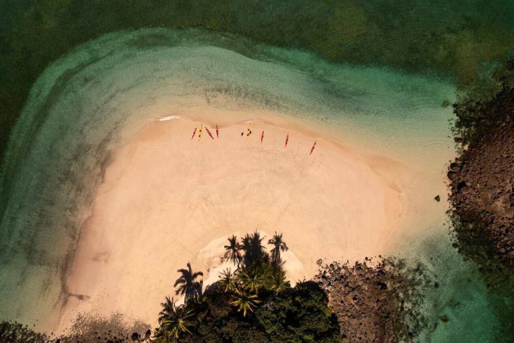 Vista aérea de Granito de Oro, una pequeña isla de arena blanca y agua turquesa en el Parque Nacional Coiba, Panamá