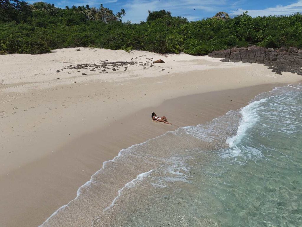 Playa de arena blanca y agua clara en Isla Iguana, Pedasí, Panamá