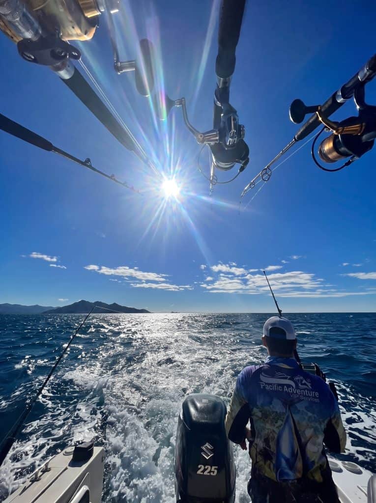 Cañas de pesca deportiva bajo el sol del Pacífico de Panamá, cerca del Parque Nacional Coiba