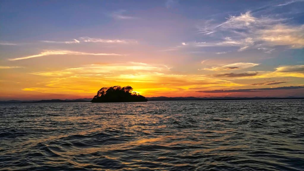 Isla Perdomo al atardecer en el Golfo de Montijo