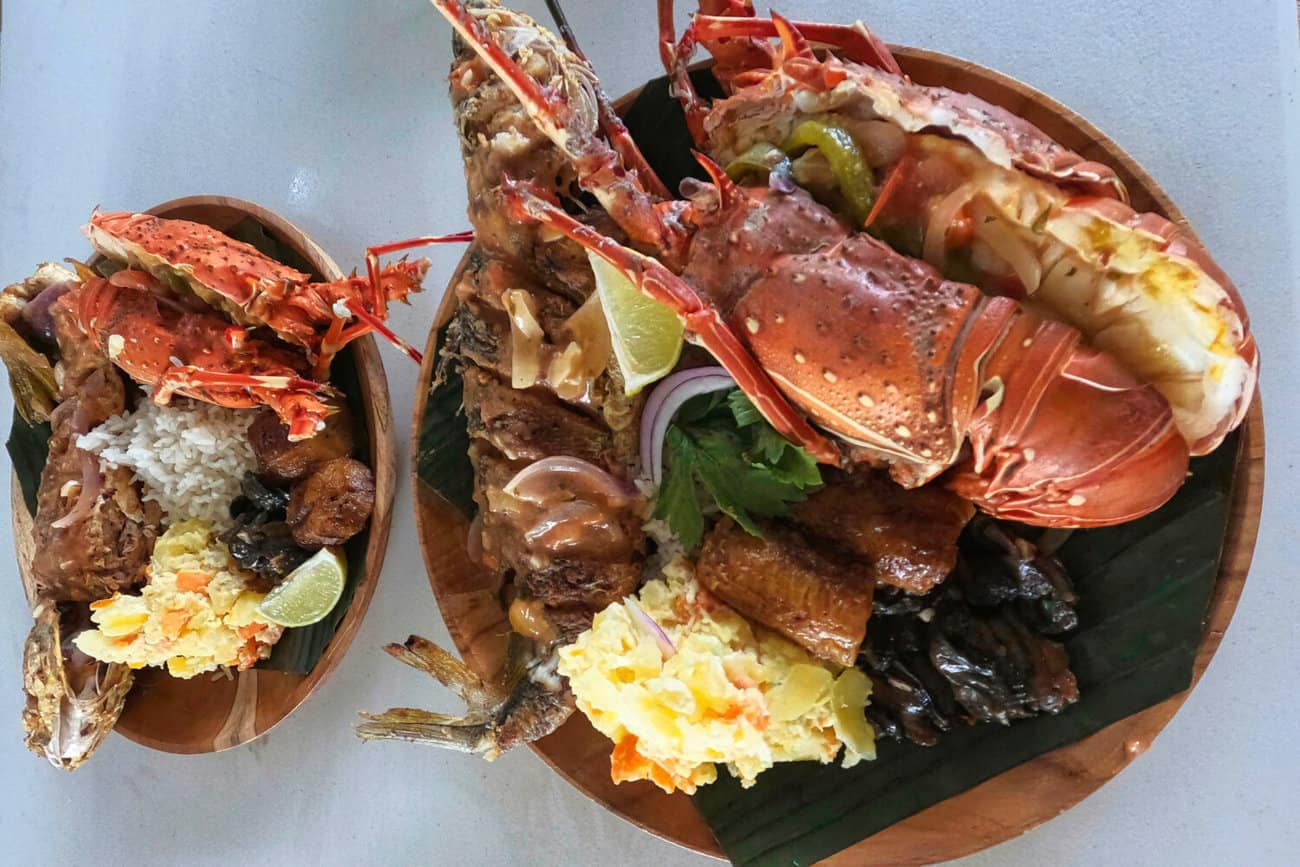 Plato Aventurero de Isla Leones, una experiencia gastronómica de Langosta, Pescado, Ensalada de Papas, Platano en Tentación y conchas negras