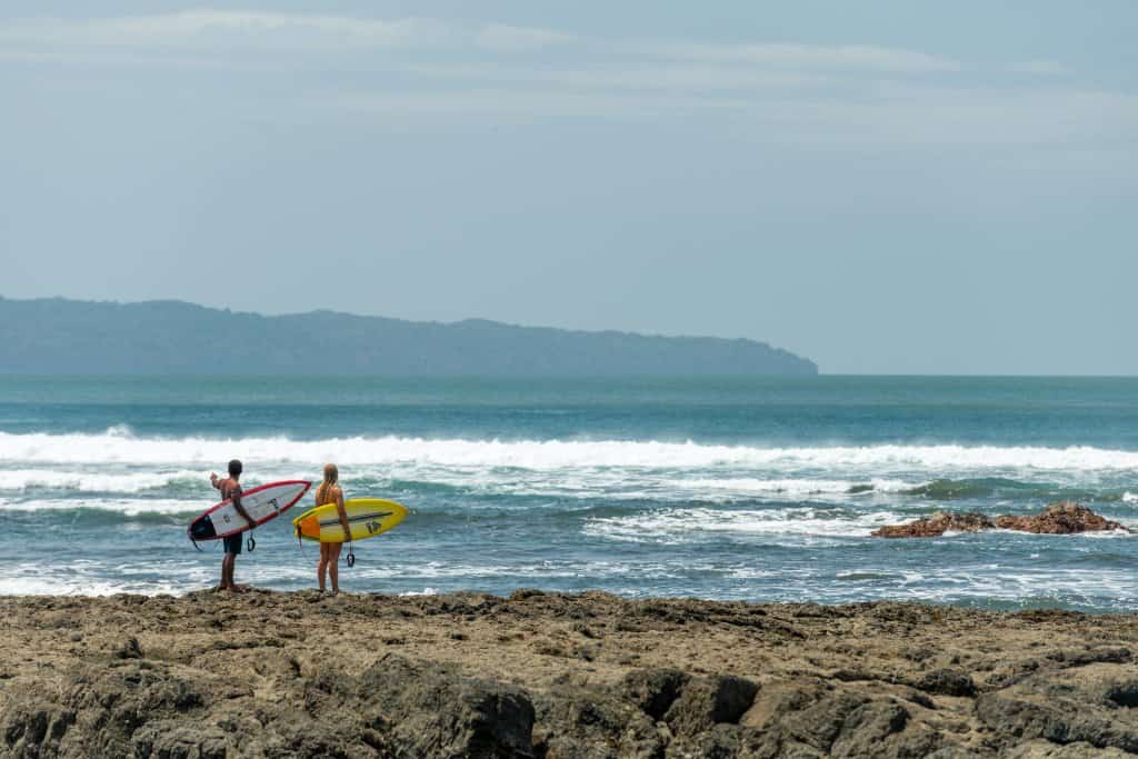 Surfista en una ola en Santa Catalina, Veraguas, Panamá