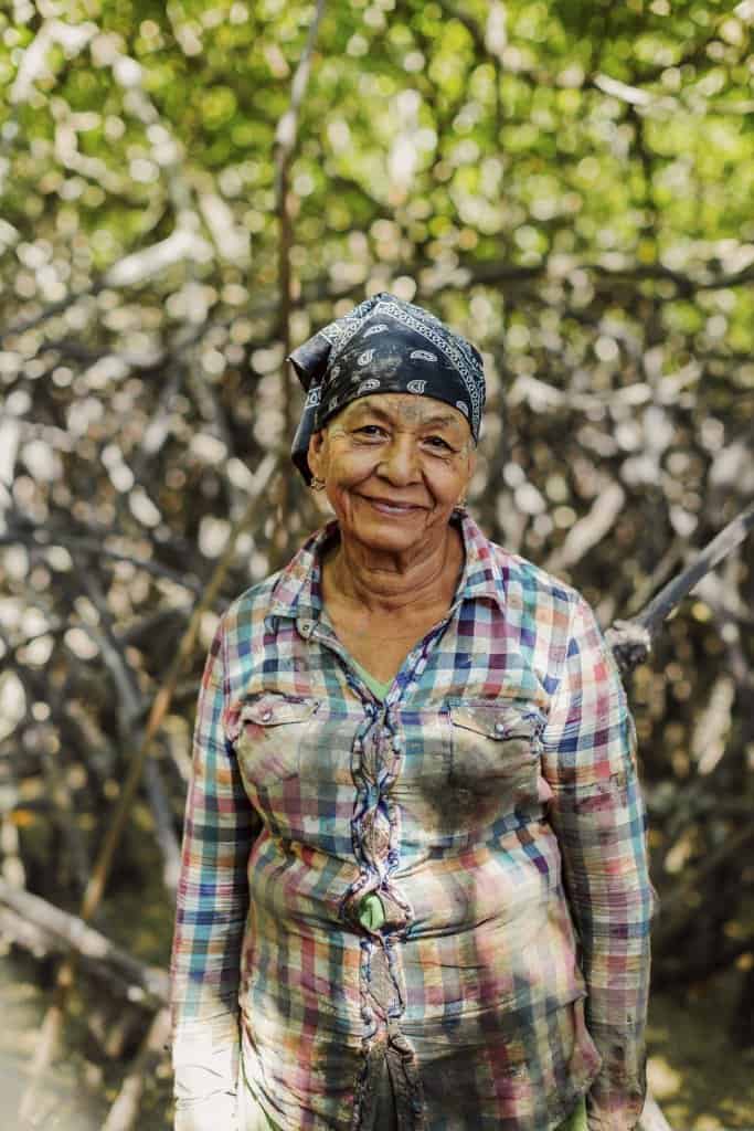 Woman from the Gulf of Montijo holding black clams harvested in the mangrove